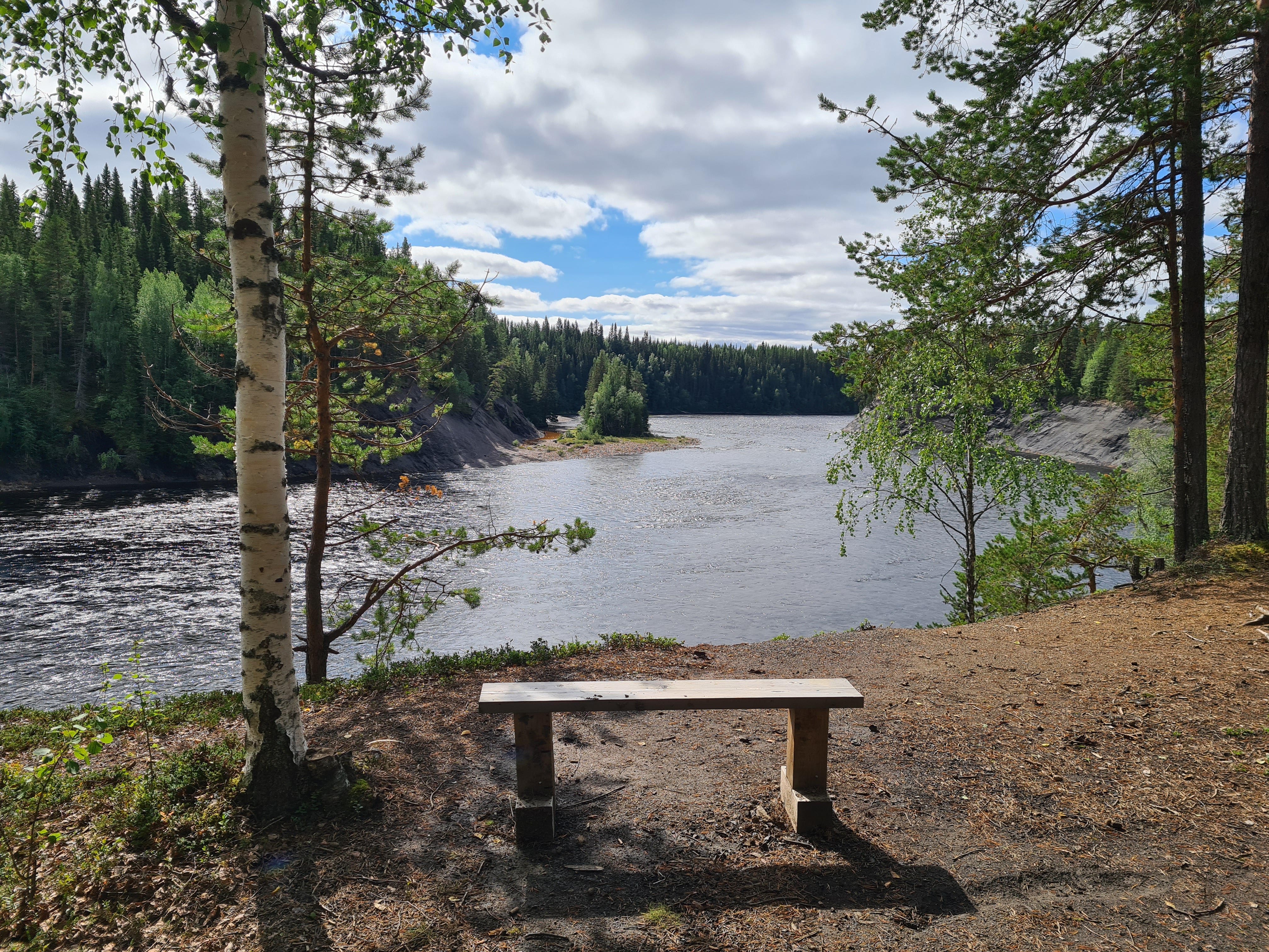 Bild på en bänk med utsikt över älven Hårkan