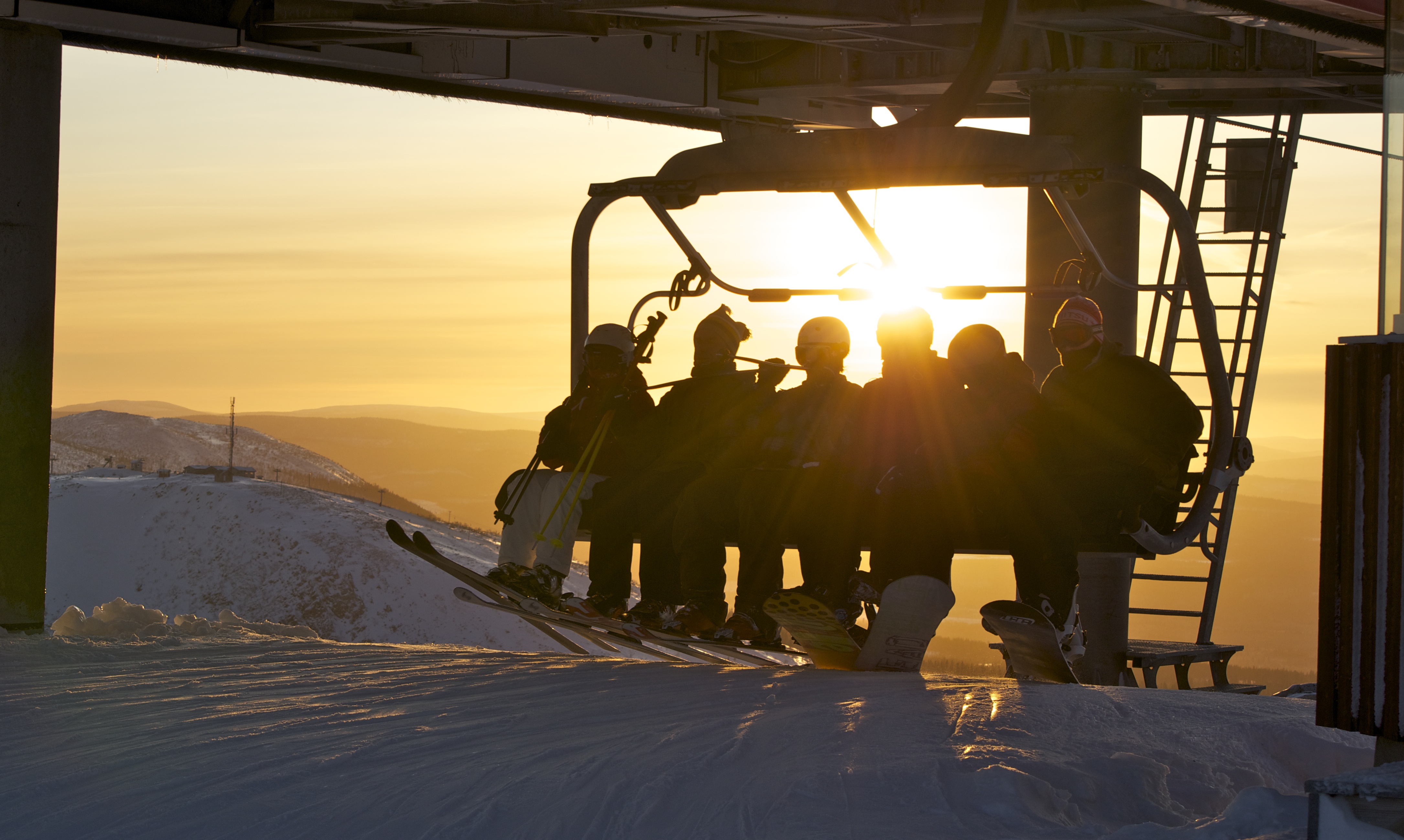 Skidlift i motljus