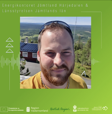 Ung man vid en eldriven terrängrullstol