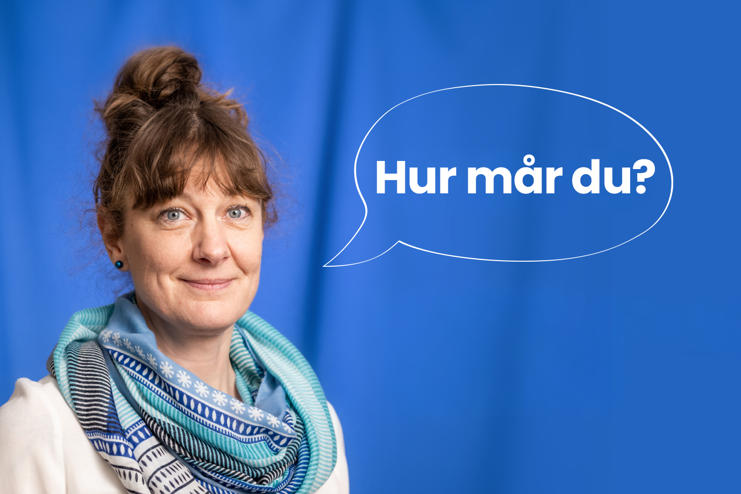 Porträtt på en person som står framför en blå bakgrund. Text i en pratbubbla: Hur mår du?