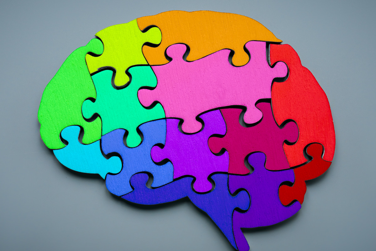 Ett gäng färgglada pusselbitar som bildar formen av en hjärna.