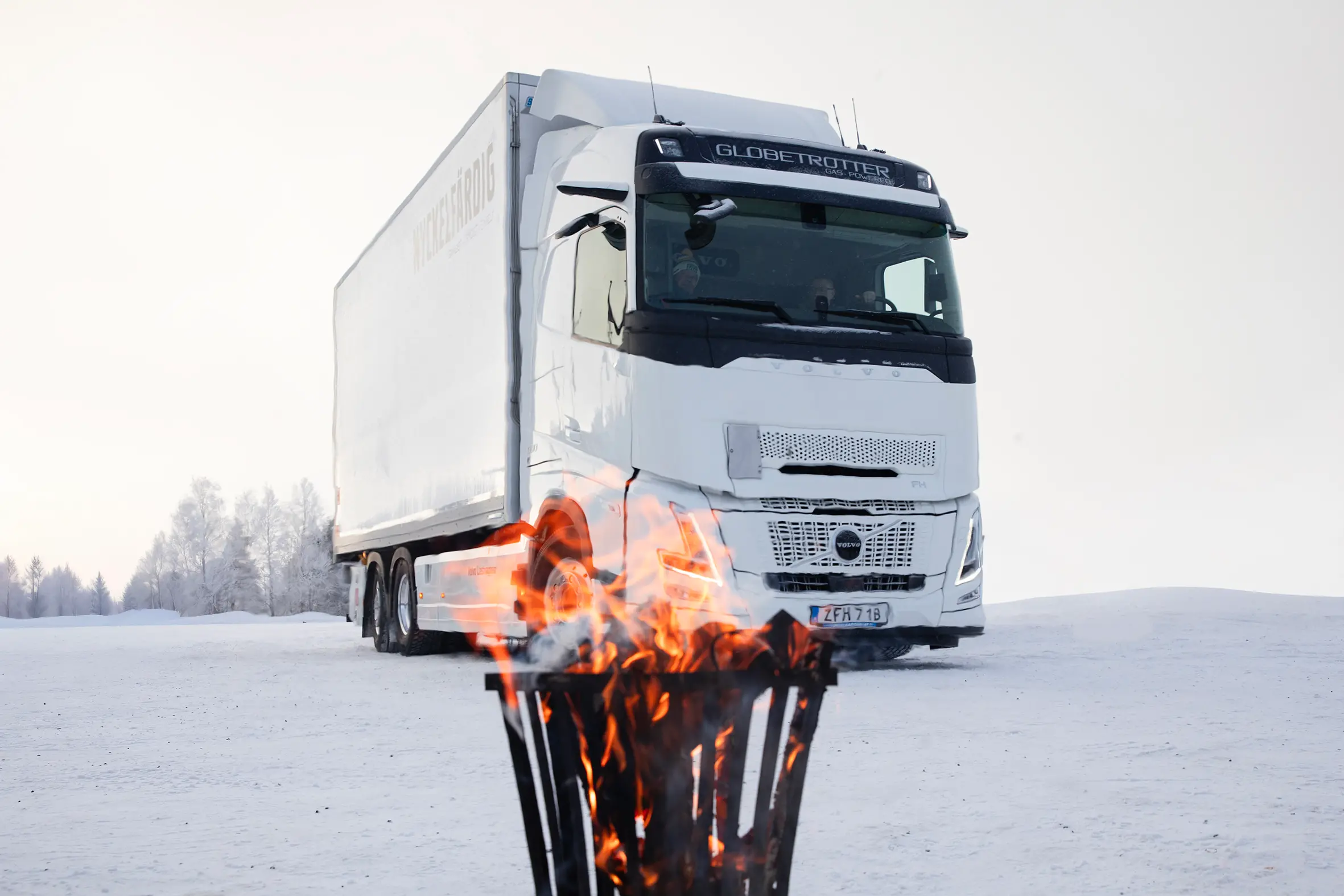 Lastbild med eldkorg framför.