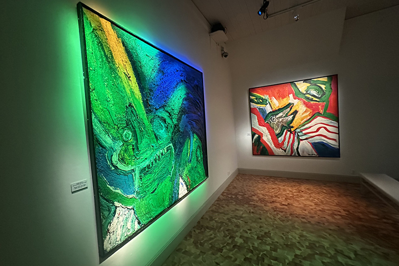 Två stora vägghängda konstverk av konstnären.