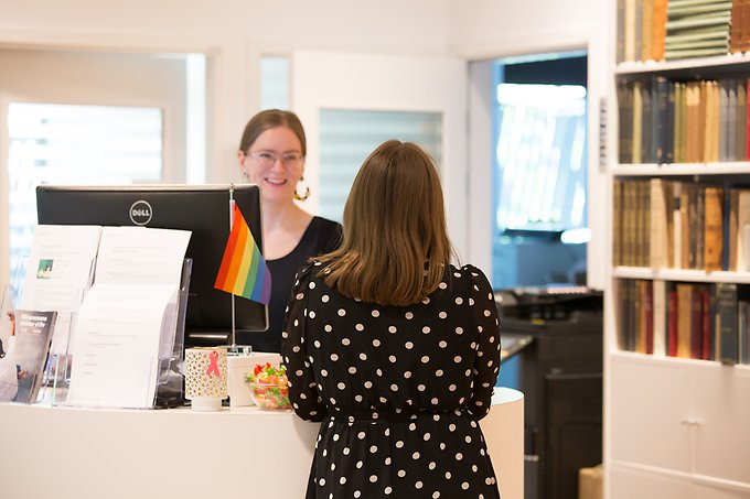 En bibliotekarie hjälper en låntagare