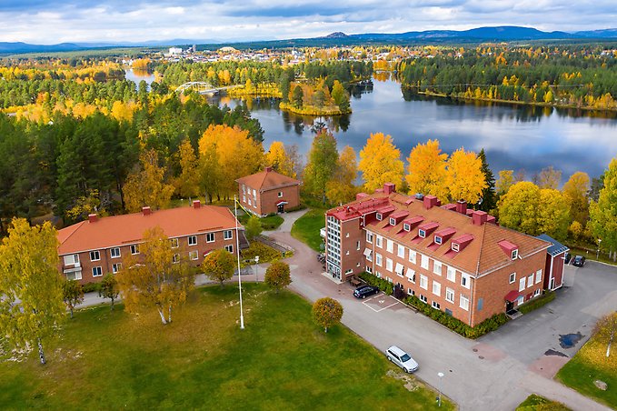 Bild ovanifrån på tegelbyggnaderna till Bäckedals folkhögskola.