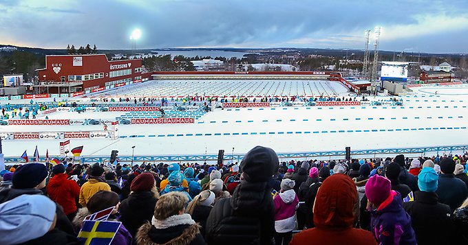 bild på en skidskyttestadion med publik i förgrunden