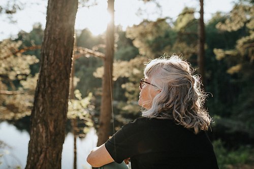 Kvinna sitter i naturen