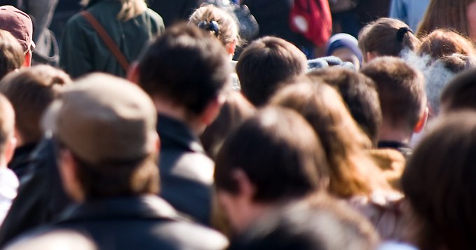 En folksamling med ansiktena vända bortåt