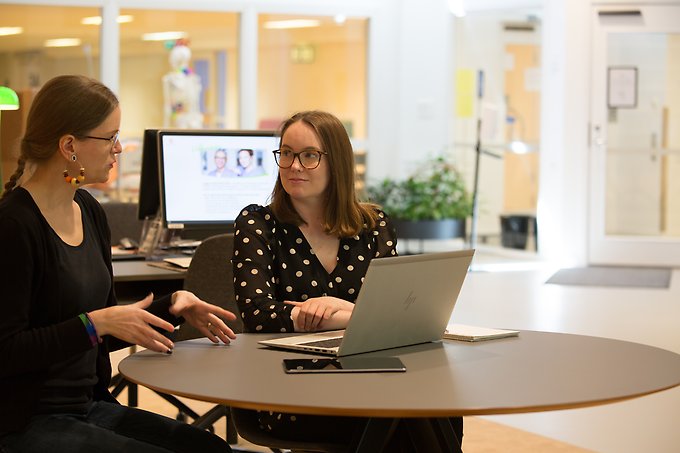 Bibliotekarie som hjälper låntagare att hitta information