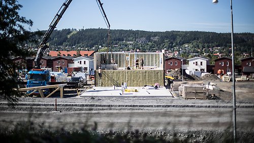 Konvolutbild för podden "Öka takten - fossilfritt & energismart". På bilden syns en illustrerad superhjälte med en blixt på bröstet som flyger bland molnen.